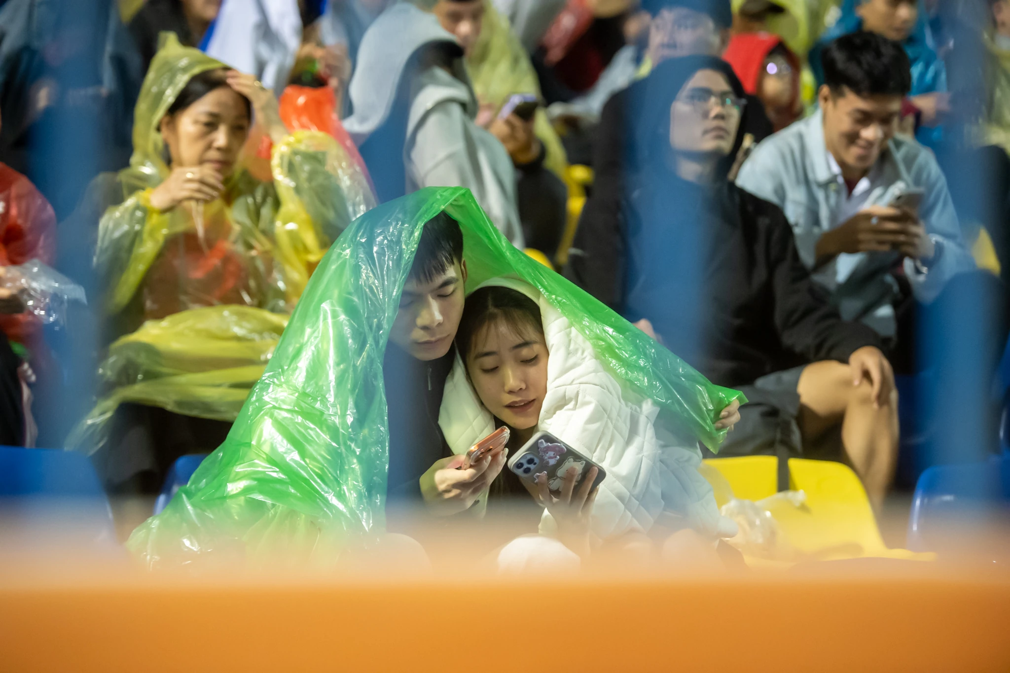 Người hâm mộ xứ Thanh đội mưa, “tiếp lửa” đội nhà giữa giai đoạn khủng hoảng