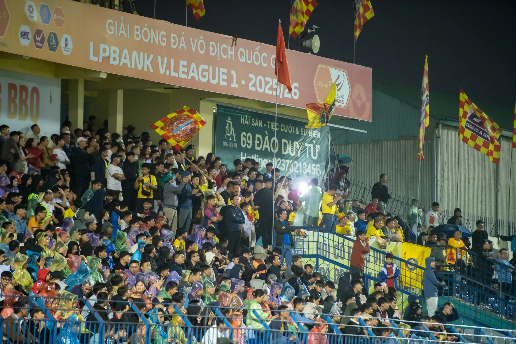 Người hâm mộ xứ Thanh đội mưa, “tiếp lửa” đội nhà giữa giai đoạn khủng hoảng