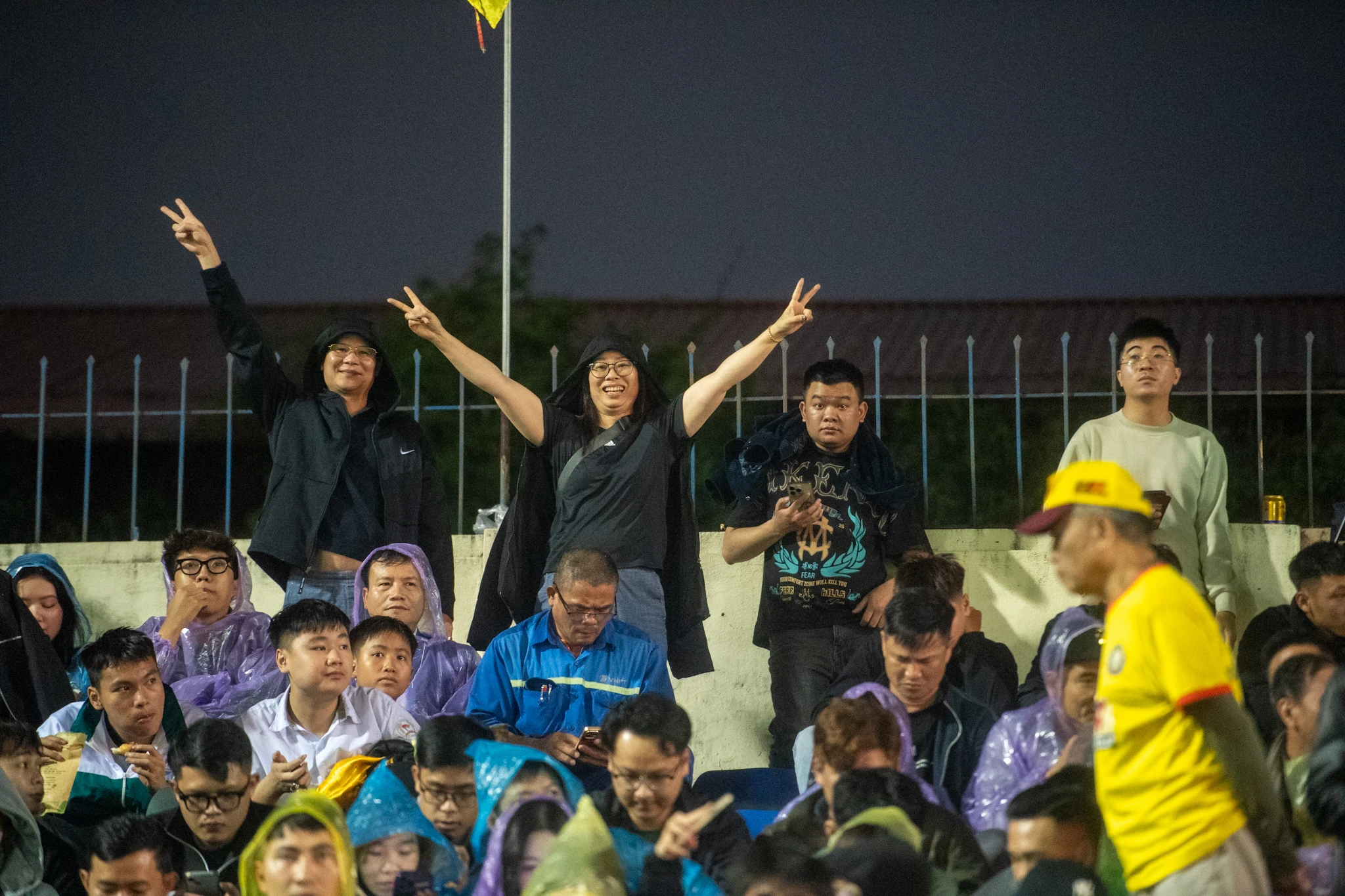 Người hâm mộ xứ Thanh đội mưa, “tiếp lửa” đội nhà giữa giai đoạn khủng hoảng