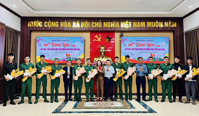 Xã Mường Lát gặp mặt, động viên thanh niên lên đường nhập ngũ năm 2026