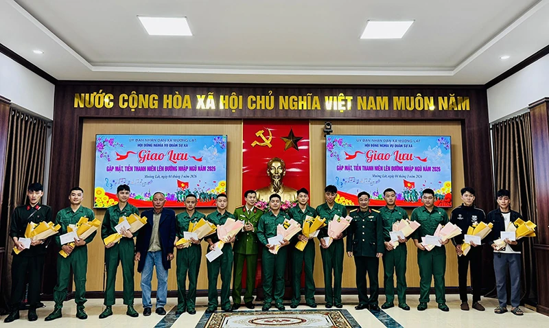 Xã Mường Lát gặp mặt, động viên thanh niên lên đường nhập ngũ năm 2026