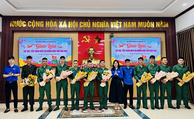 Xã Mường Lát gặp mặt, động viên thanh niên lên đường nhập ngũ năm 2026