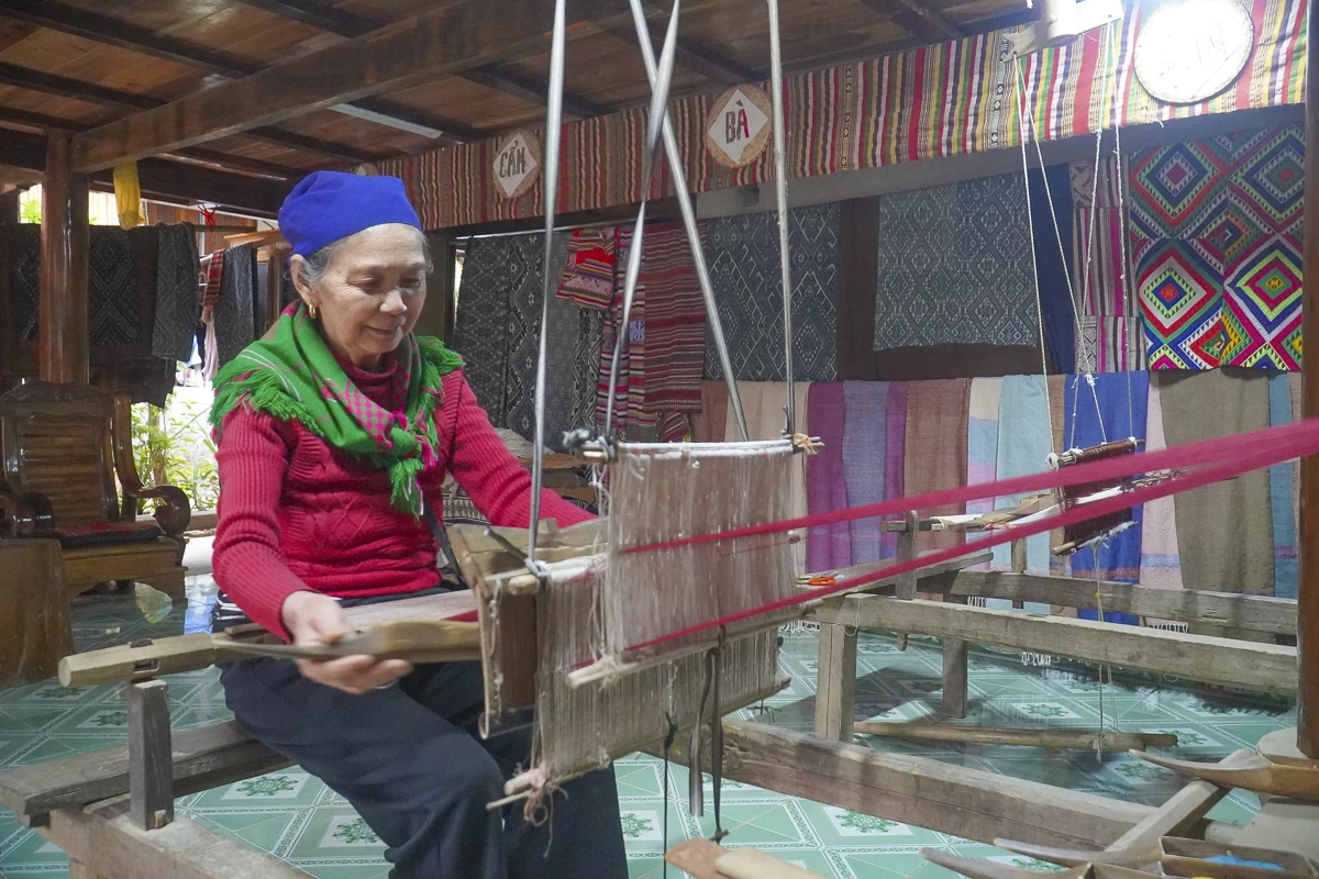 Tiếng thoi giữ hồn thổ cẩm