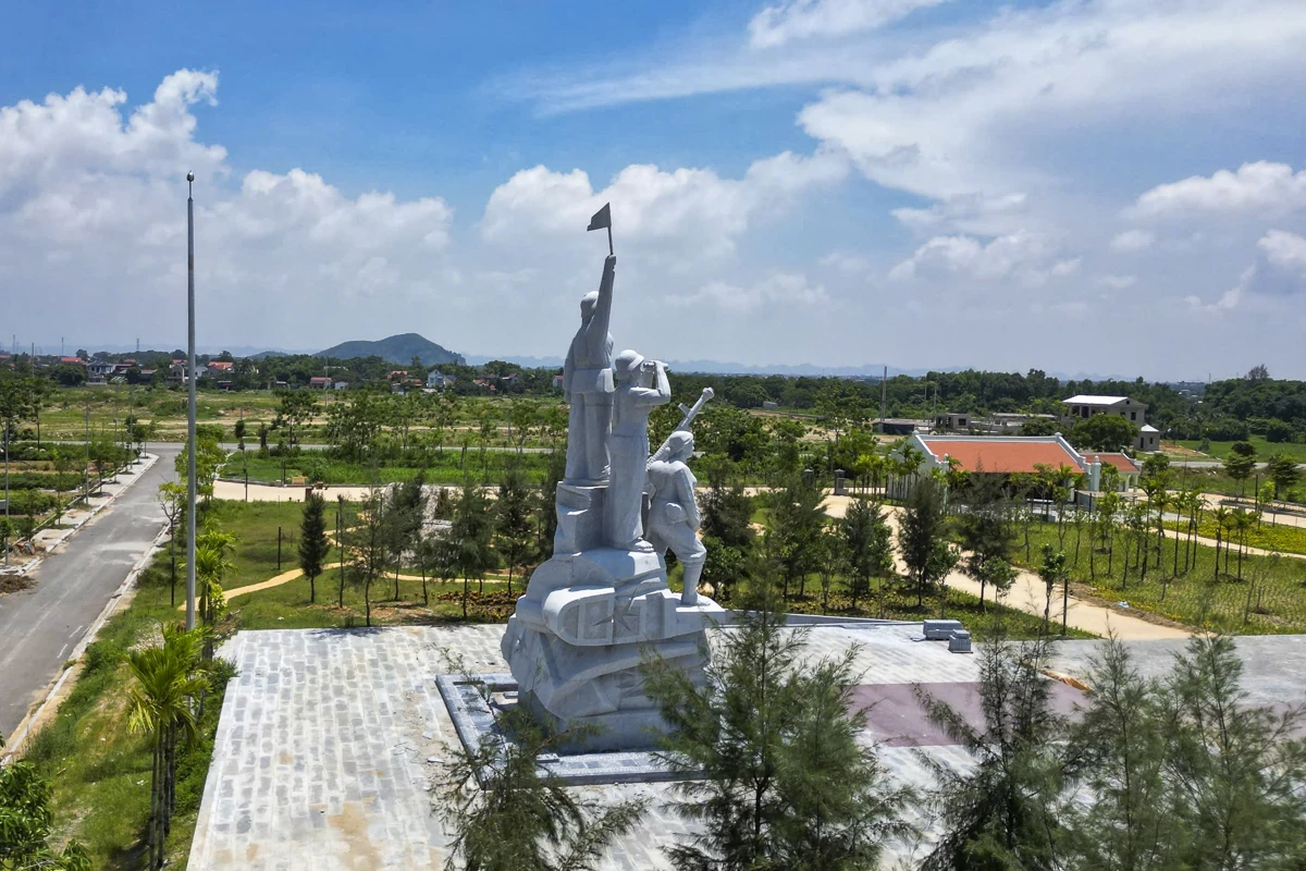 Cận cảnh tượng đài Trung đội nữ dân quân Hoa Lộc bắn rơi máy bay Mỹ