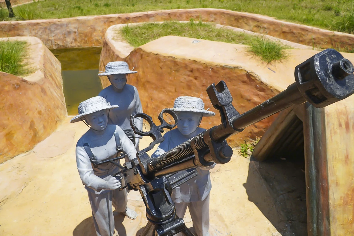 Cận cảnh tượng đài Trung đội nữ dân quân Hoa Lộc bắn rơi máy bay Mỹ