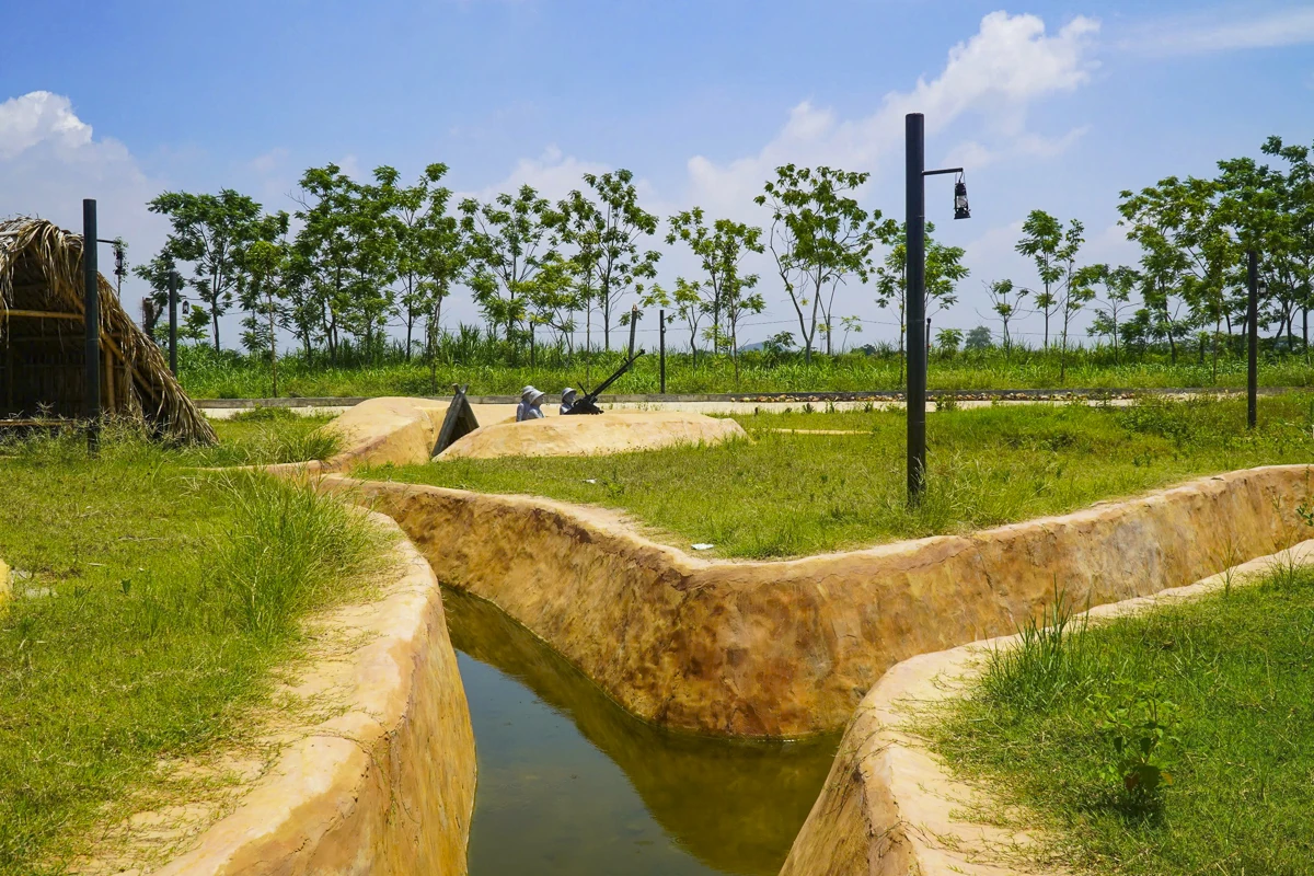 Cận cảnh tượng đài Trung đội nữ dân quân Hoa Lộc bắn rơi máy bay Mỹ