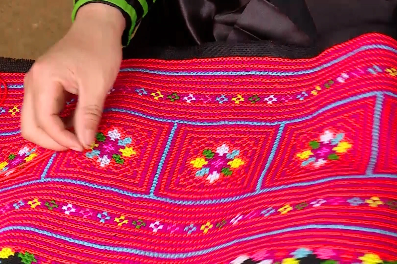 Nghề thêu nơi bản nhỏ