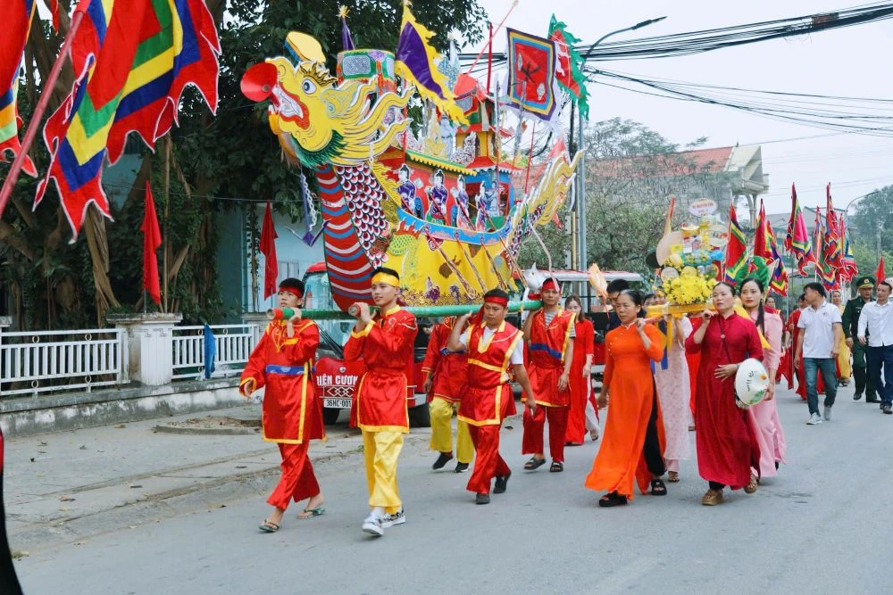 Độc đáo nghi thức rước thuyền Long Châu tại Lễ hội cầu an - cầu ngư, xã Hoằng Tiến