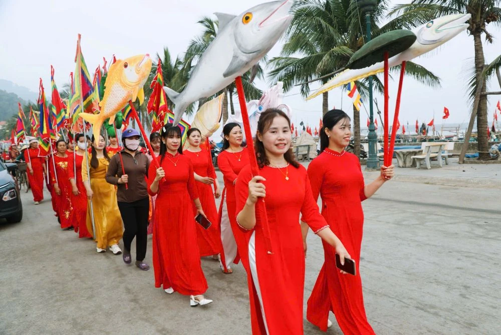 Độc đáo nghi thức rước thuyền Long Châu tại Lễ hội cầu an - cầu ngư, xã Hoằng Tiến