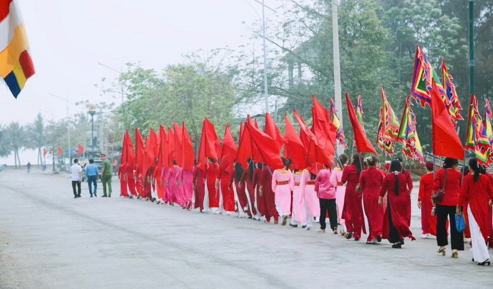 Độc đáo nghi thức rước thuyền Long Châu tại Lễ hội cầu an - cầu ngư, xã Hoằng Tiến