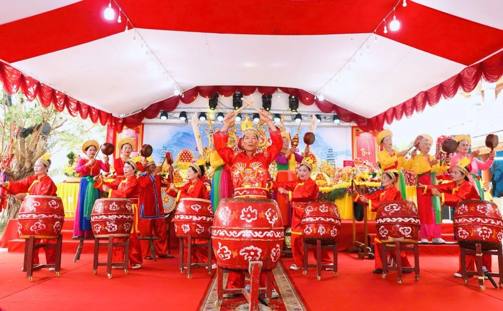 Độc đáo nghi thức rước thuyền Long Châu tại Lễ hội cầu an - cầu ngư, xã Hoằng Tiến