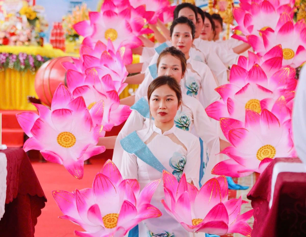 Độc đáo nghi thức rước thuyền Long Châu tại Lễ hội cầu an - cầu ngư, xã Hoằng Tiến