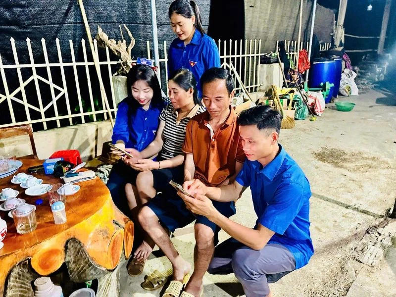 Mường Lát “đi từng ngõ, gõ từng nhà” đưa chuyển đổi số đến từng hộ dân