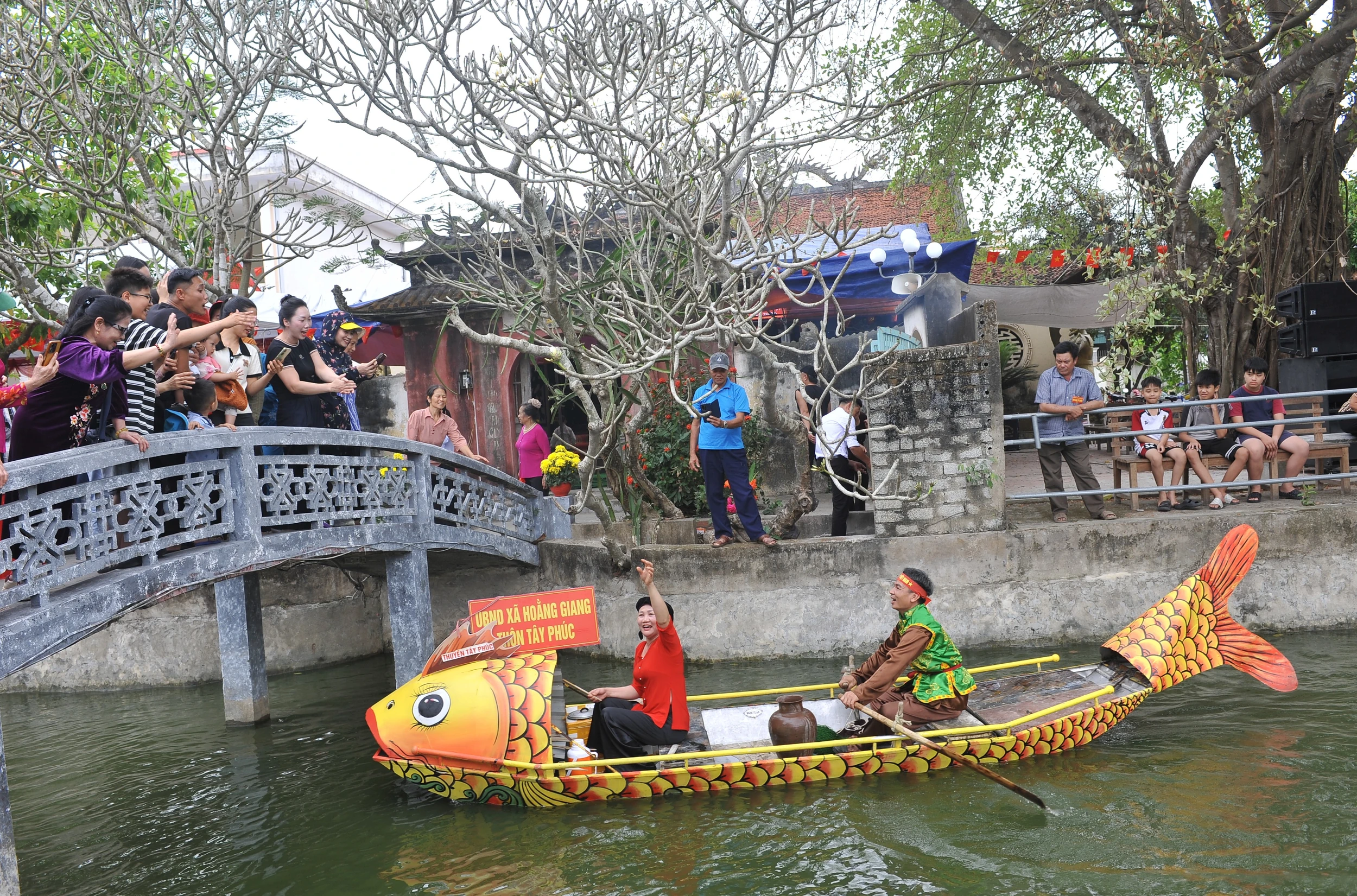 Về hội Kẻ Tổ xem trổ tài “cá giải cơm thi”