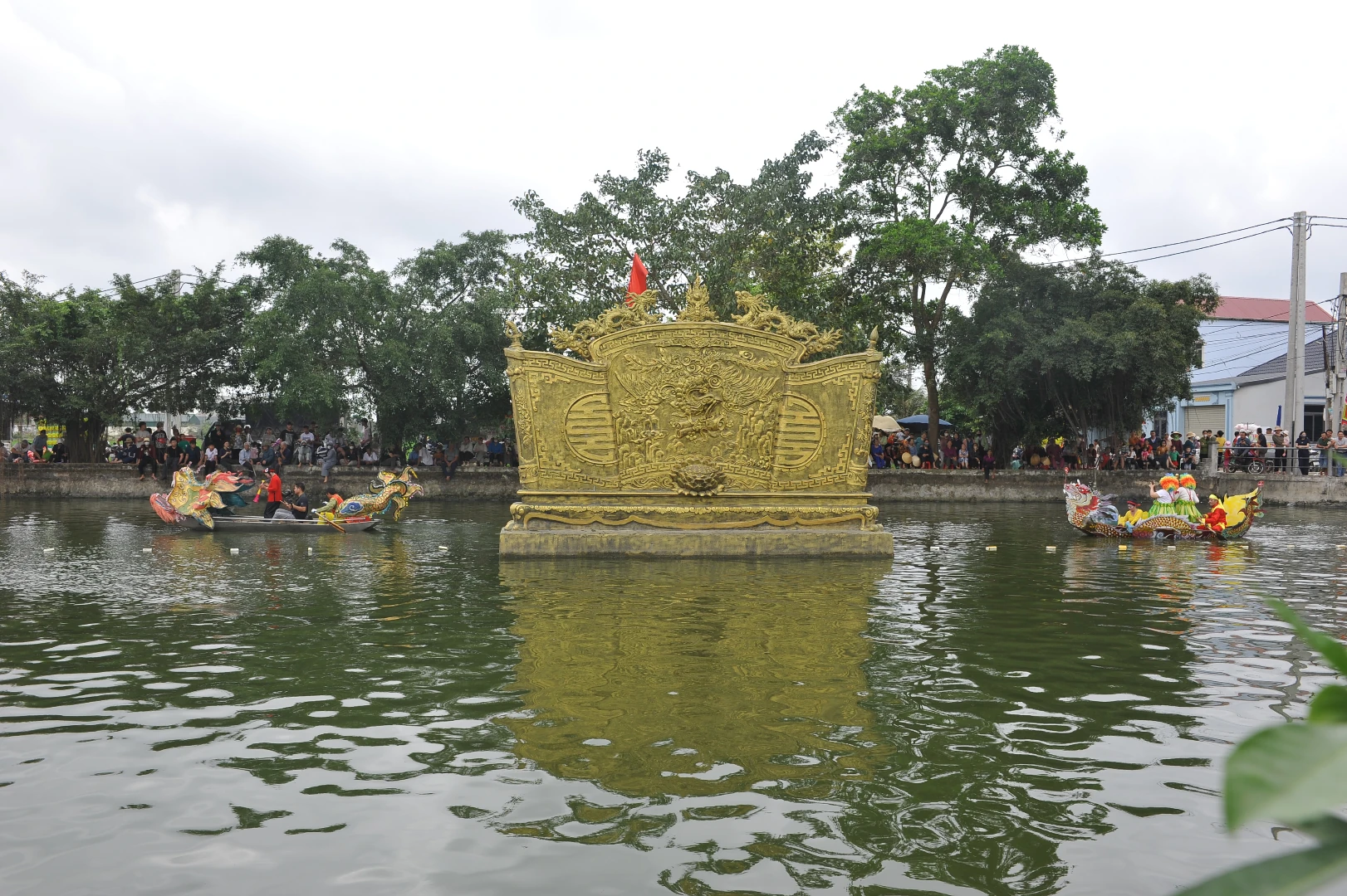 Về hội Kẻ Tổ xem trổ tài “cá giải cơm thi”