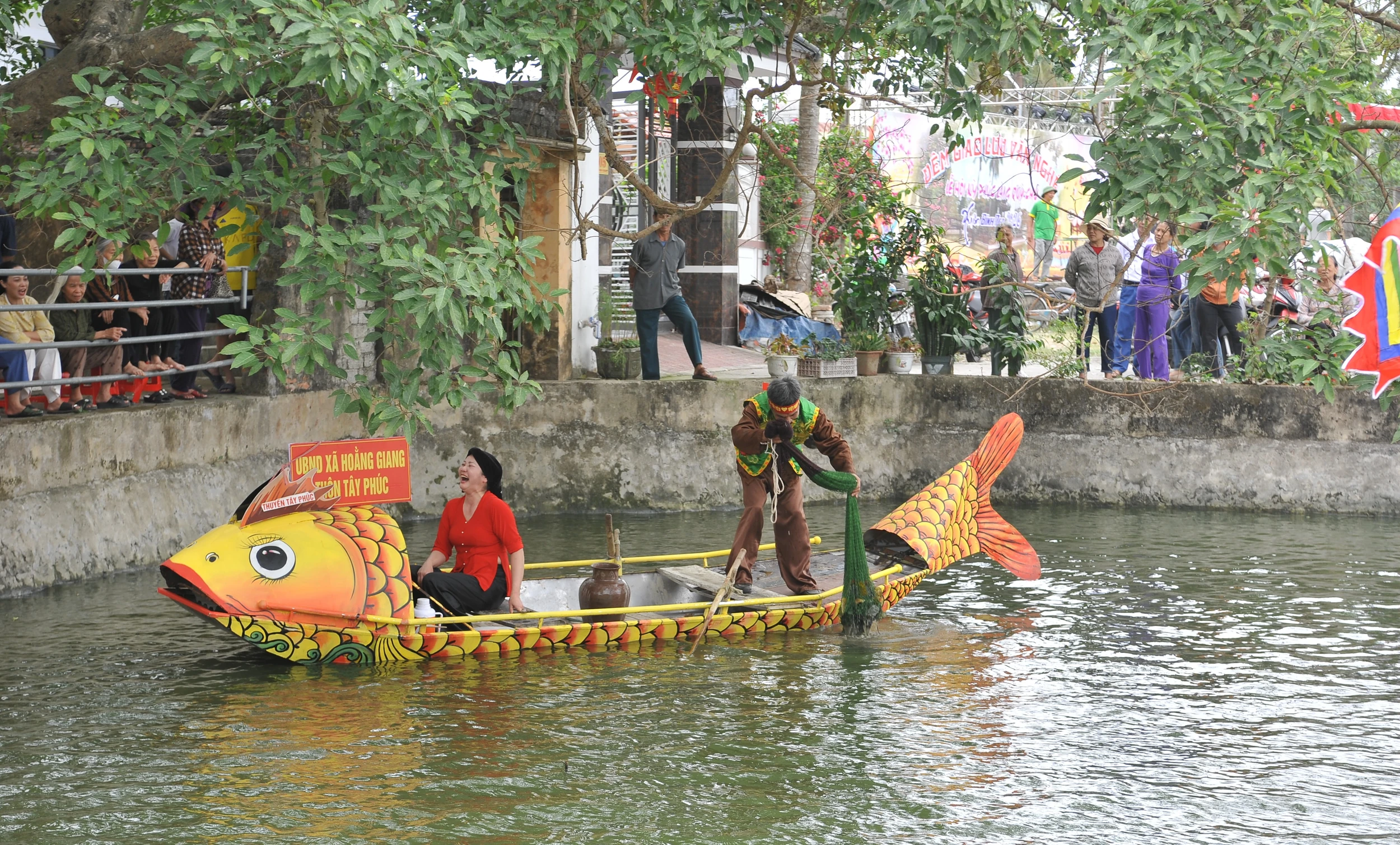 Về hội Kẻ Tổ xem trổ tài “cá giải cơm thi”