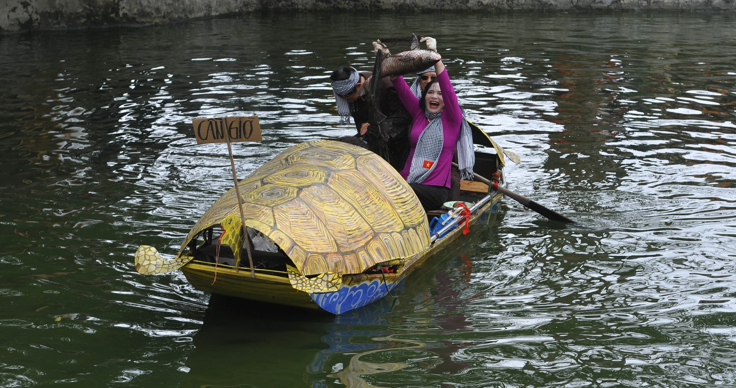 Về hội Kẻ Tổ xem trổ tài “cá giải cơm thi”