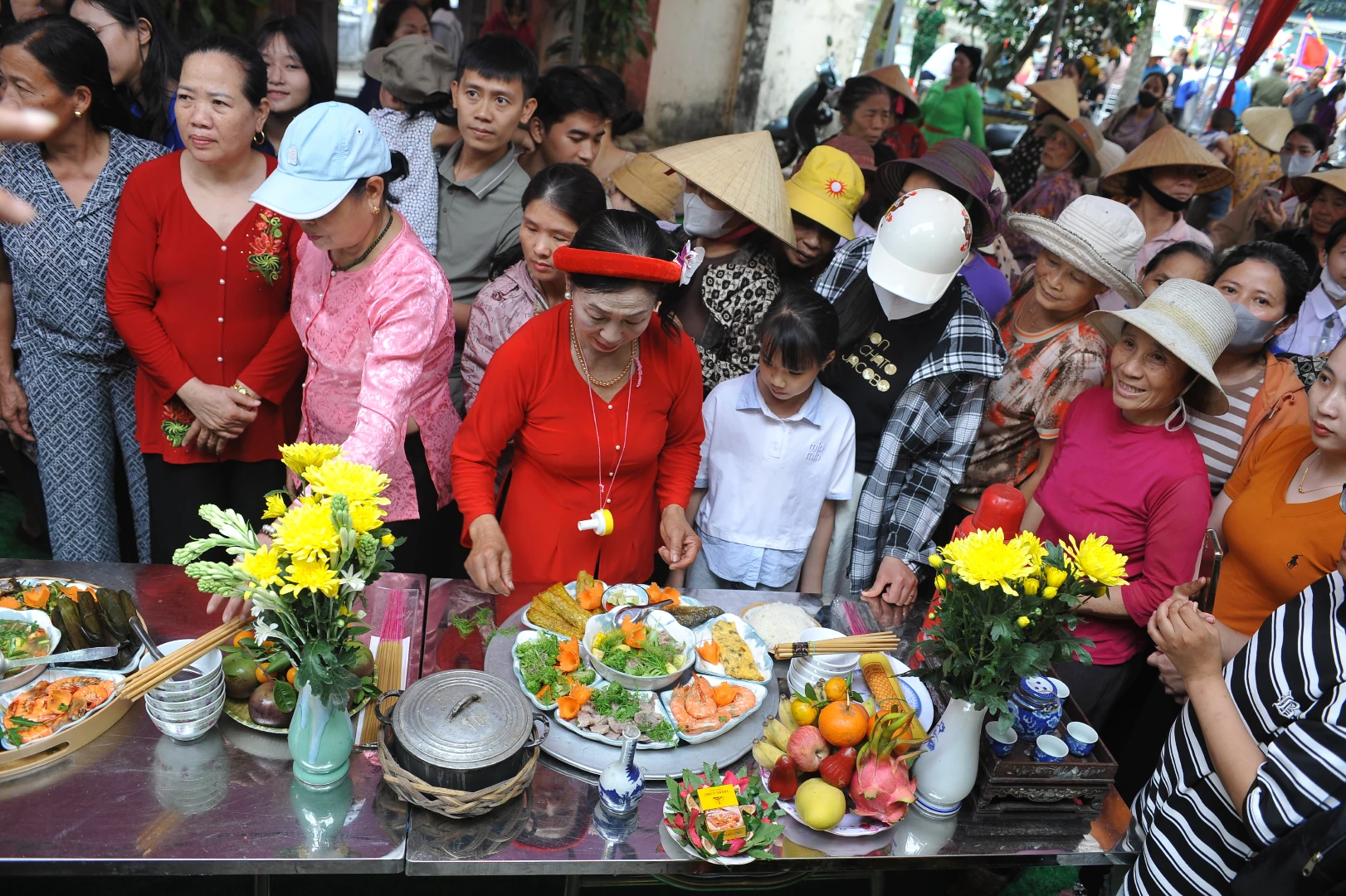 Về hội Kẻ Tổ xem trổ tài “cá giải cơm thi”