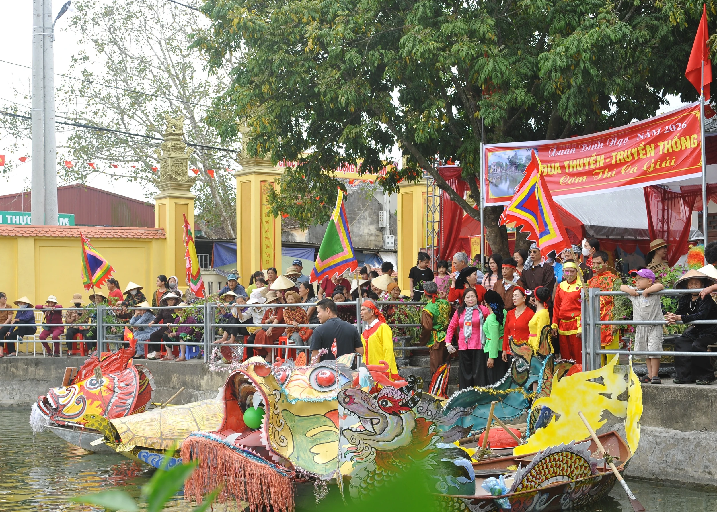 Về hội Kẻ Tổ xem trổ tài “cá giải cơm thi”