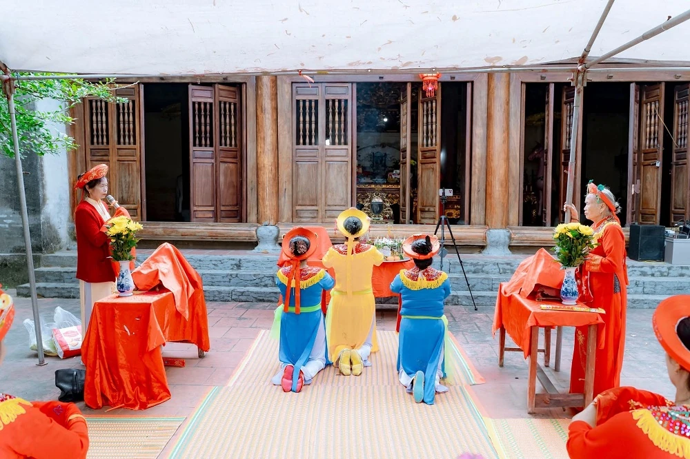 Dâng hương tưởng niệm 1.985 năm ngày mất nữ tướng Lê Thị Hoa