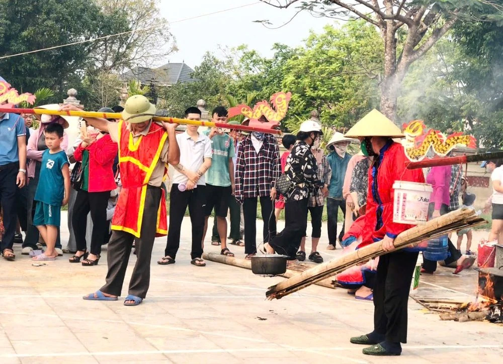 Độc đáo trò nấu cơm thi tại Lễ hội kỳ phúc đình Phú Khê