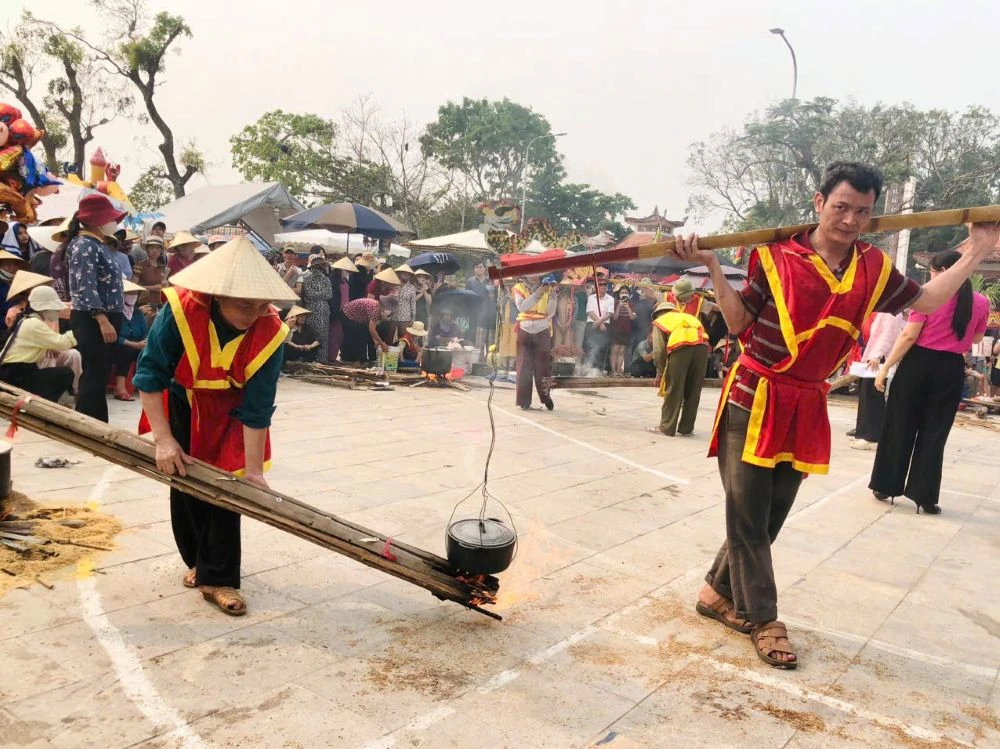Độc đáo trò nấu cơm thi tại Lễ hội kỳ phúc đình Phú Khê
