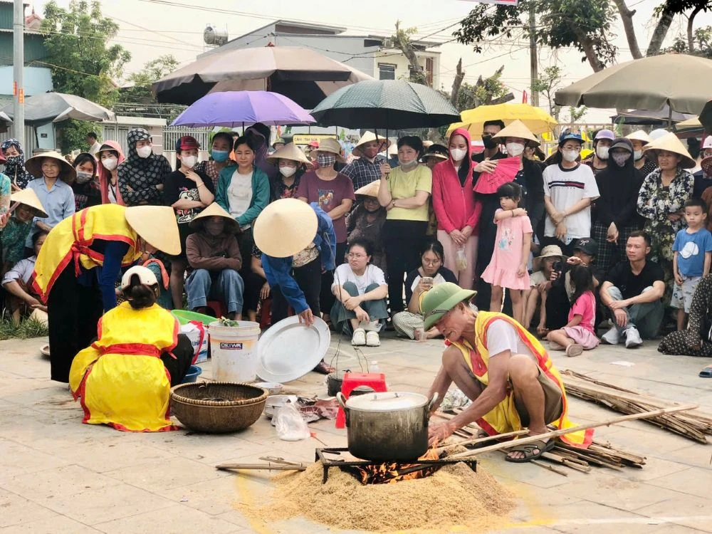 Độc đáo trò nấu cơm thi tại Lễ hội kỳ phúc đình Phú Khê