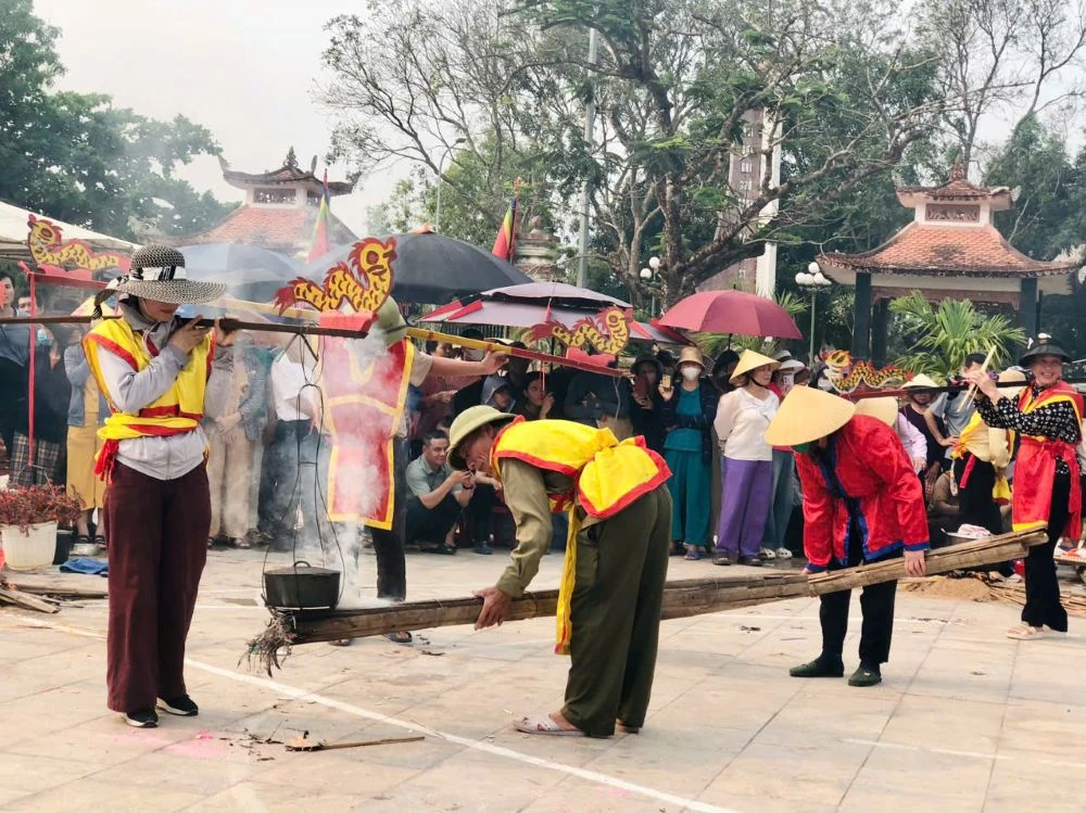 Độc đáo trò nấu cơm thi tại Lễ hội kỳ phúc đình Phú Khê