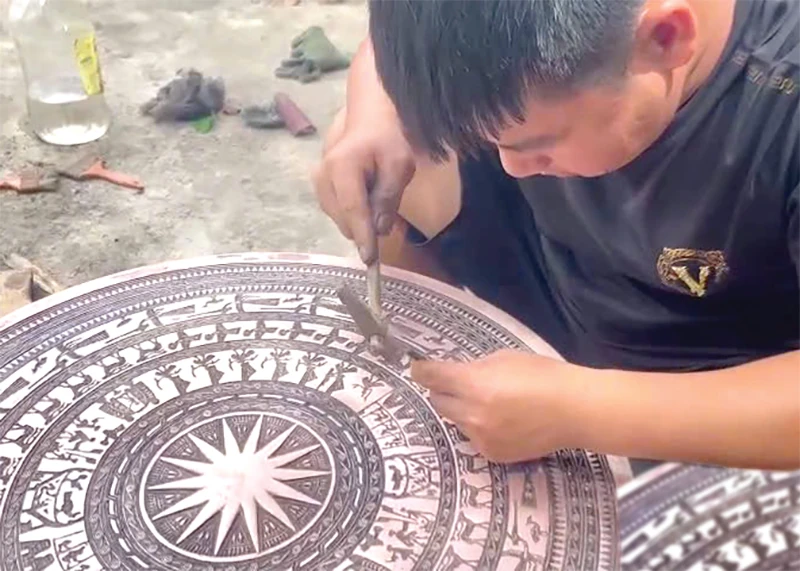 Phía sau cổng làng (Bài 2): Nghề xưa giữ “nhịp làng”