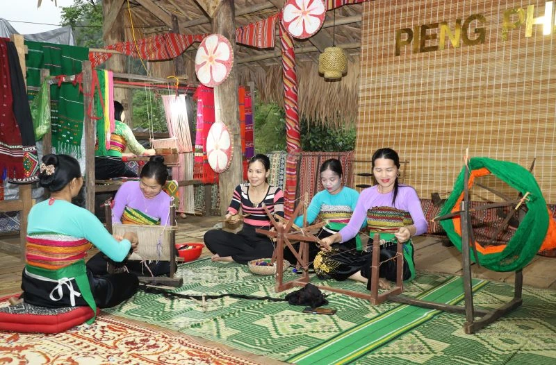 Rực rỡ sắc màu thổ cẩm Piềng Pheo