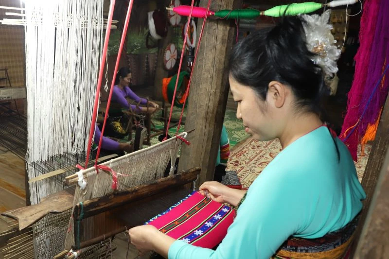 Rực rỡ sắc màu thổ cẩm Piềng Pheo