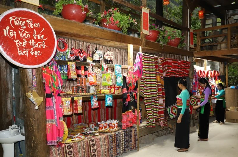 Rực rỡ sắc màu thổ cẩm Piềng Pheo