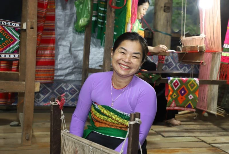 Rực rỡ sắc màu thổ cẩm Piềng Pheo