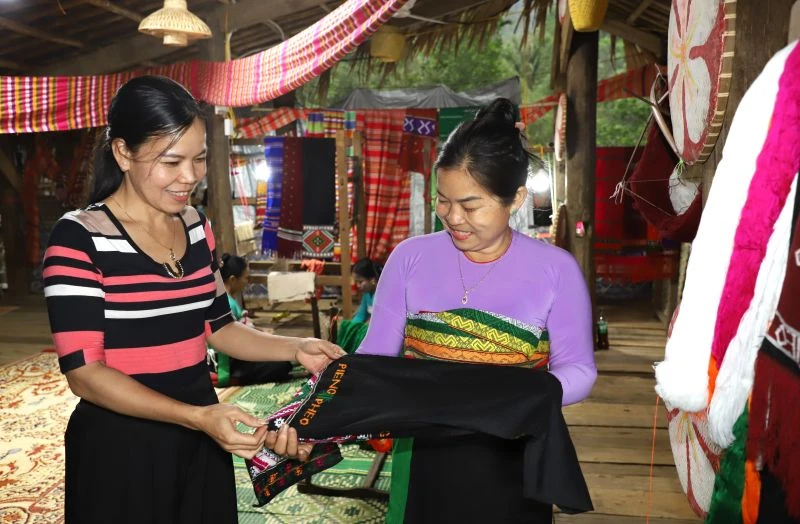 Rực rỡ sắc màu thổ cẩm Piềng Pheo