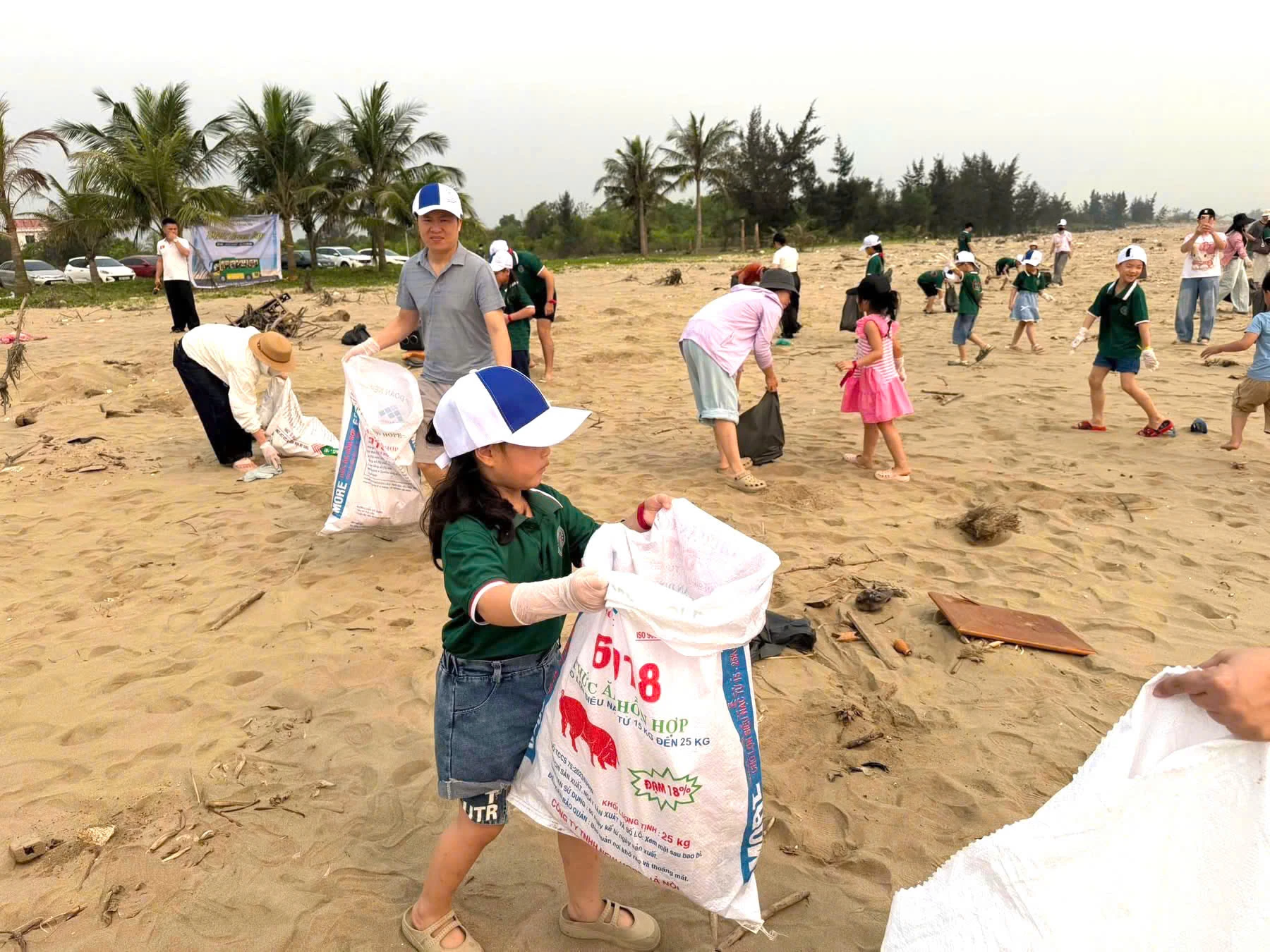 Gửi tình yêu biển qua những đôi tay nhỏ