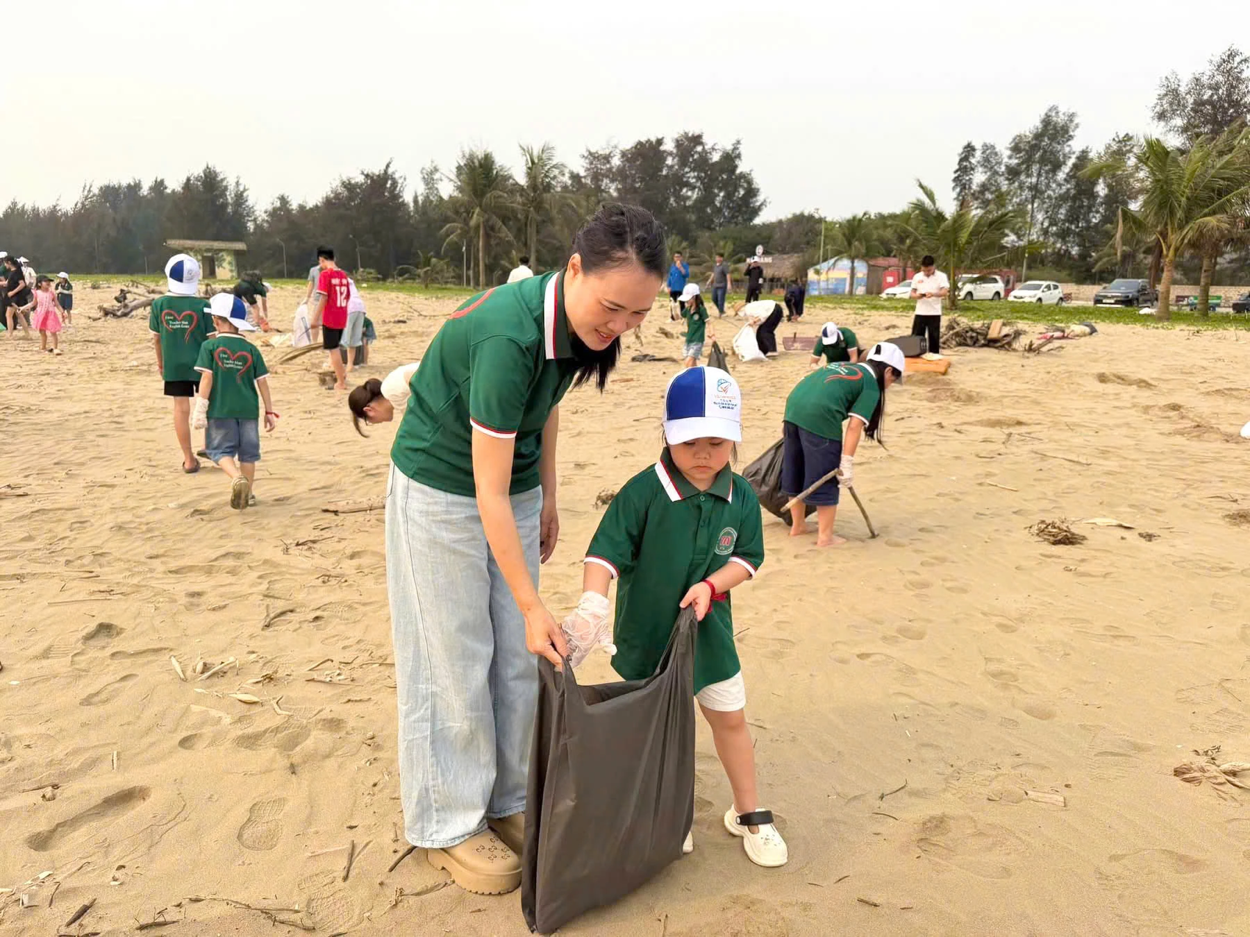 Gửi tình yêu biển qua những đôi tay nhỏ