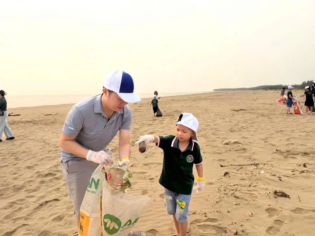 Gửi tình yêu biển qua những đôi tay nhỏ