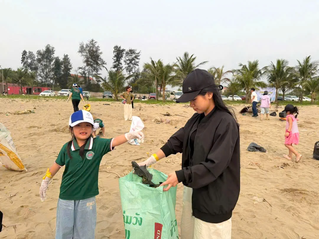 Gửi tình yêu biển qua những đôi tay nhỏ