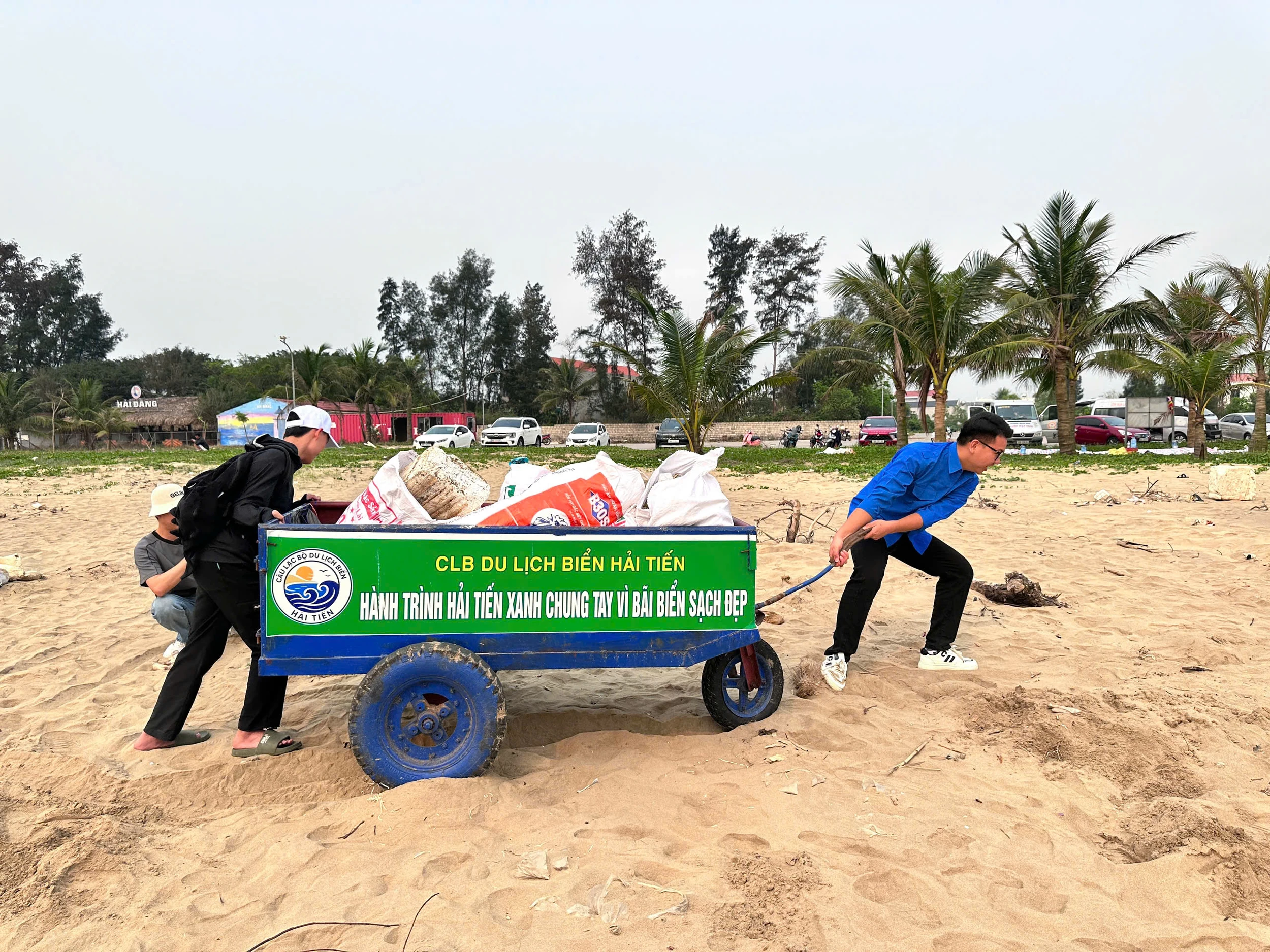 Gửi tình yêu biển qua những đôi tay nhỏ