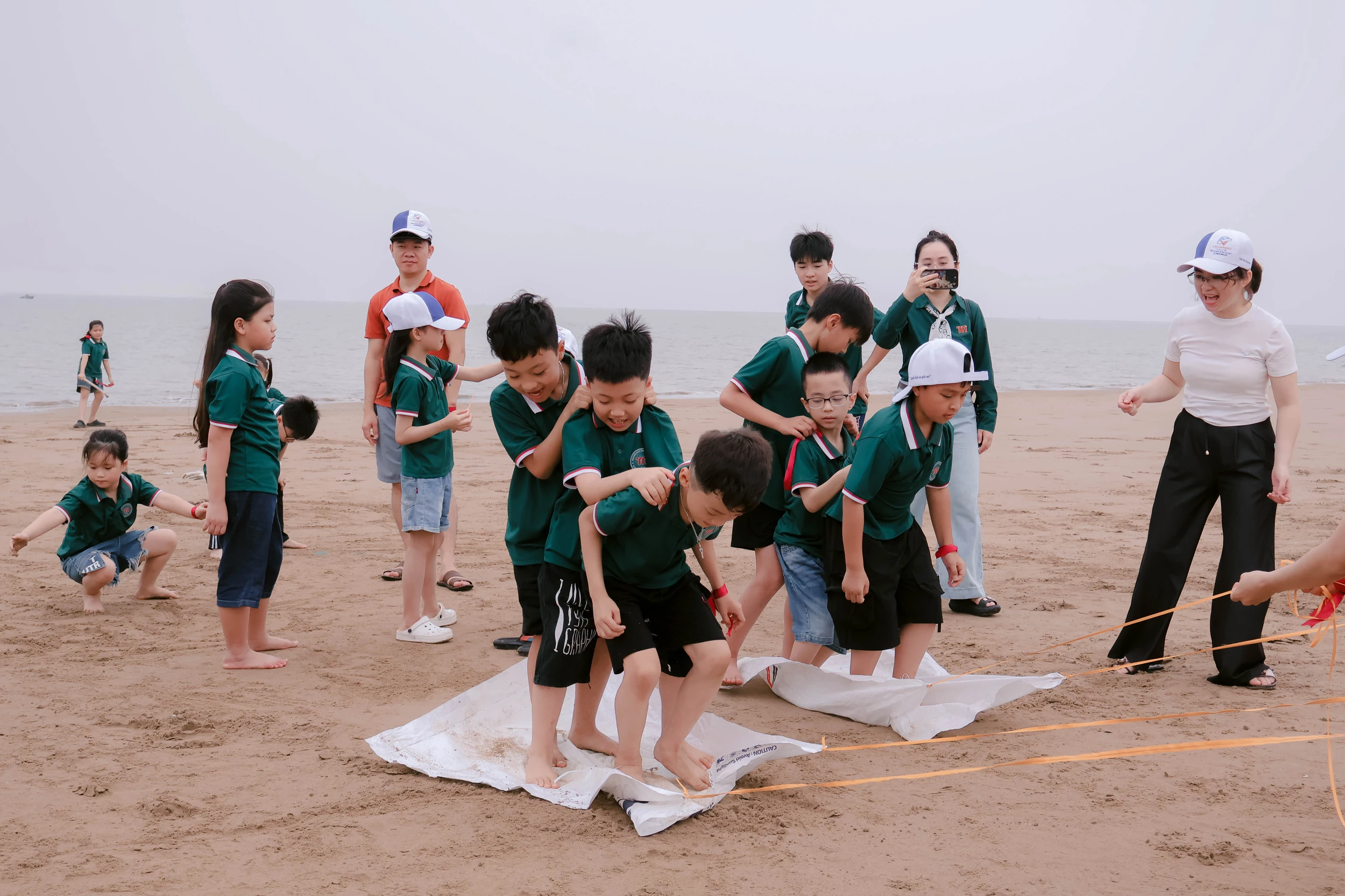 Gửi tình yêu biển qua những đôi tay nhỏ