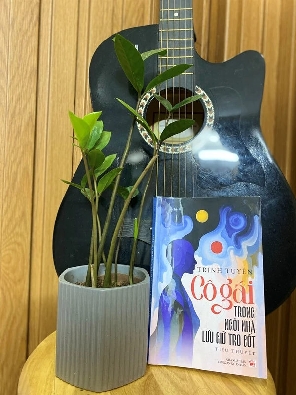 Tiểu thuyết “Cô gái trong ngôi nhà lưu giữ tro cốt”: Vụ án được dẫn lối bởi người đã khuất