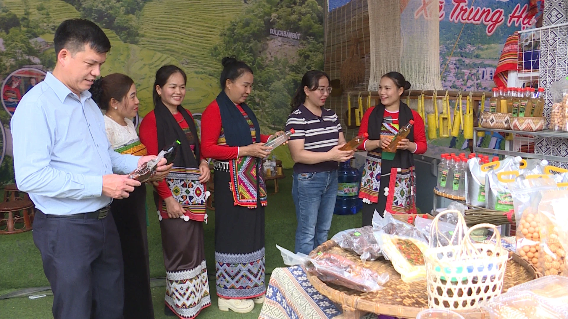 OCOP vùng cao “cất cánh” từ mùa lễ hội