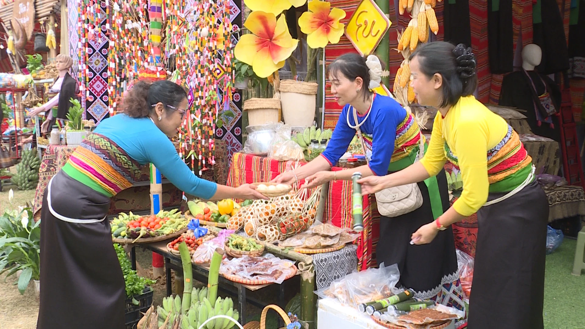 OCOP vùng cao “cất cánh” từ mùa lễ hội