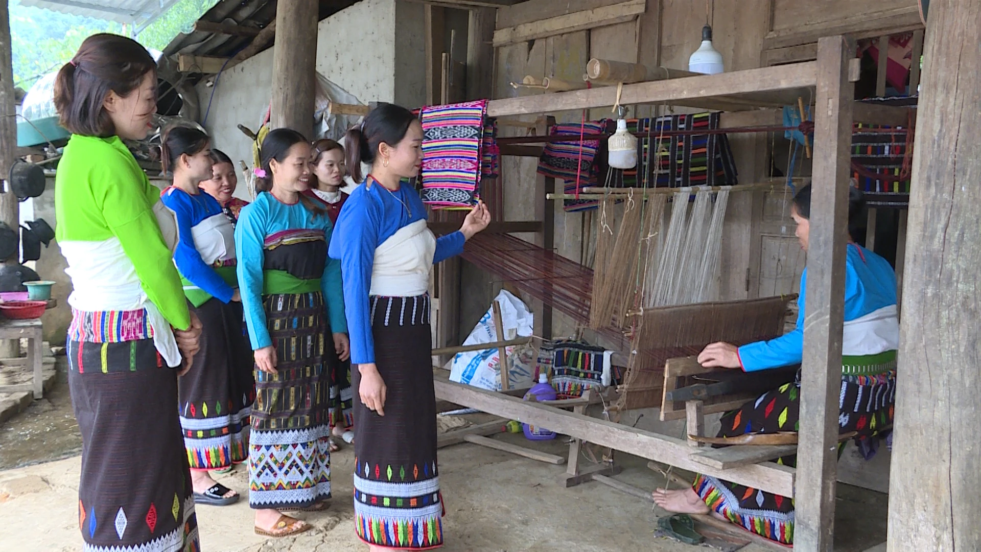 Để khu vực miền núi và đồng bào dân tộc thiểu số không còn rào cản giới