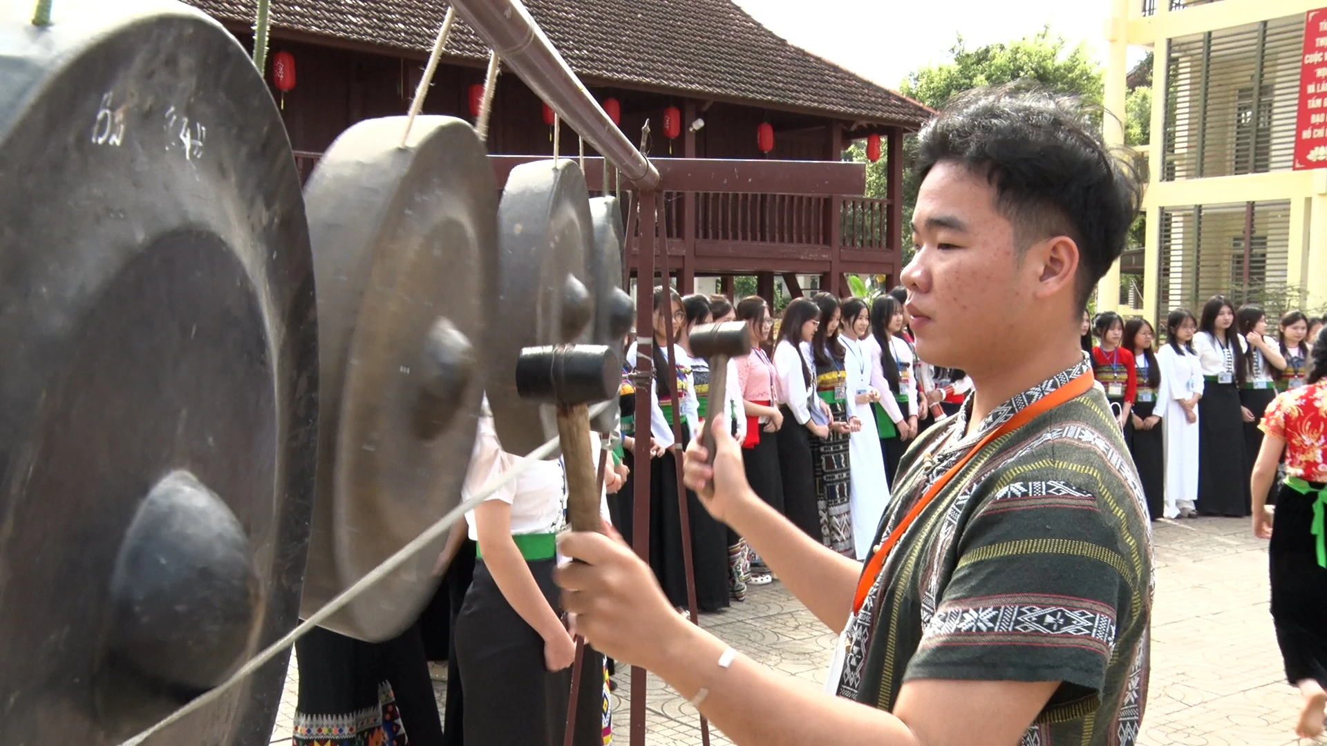 Nơi tiếng cồng chiêng vọng vào trang sách