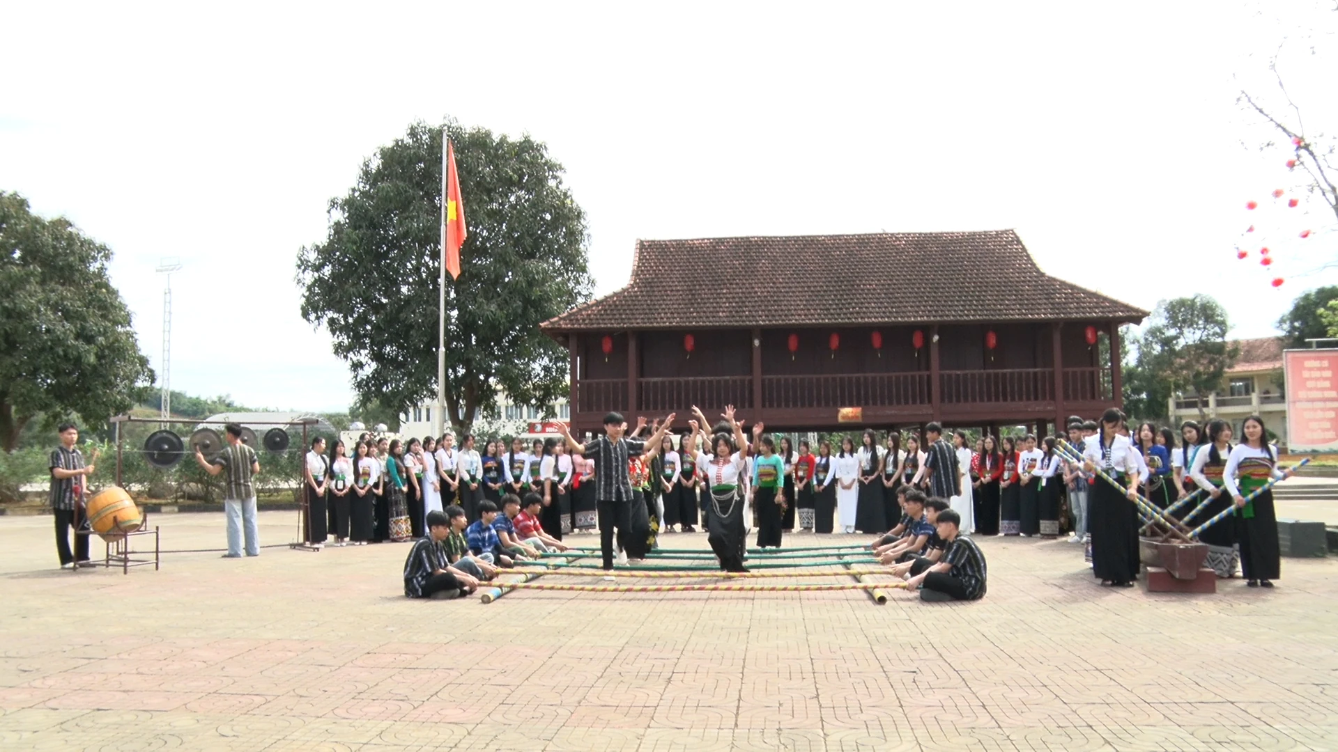 Nơi tiếng cồng chiêng vọng vào trang sách