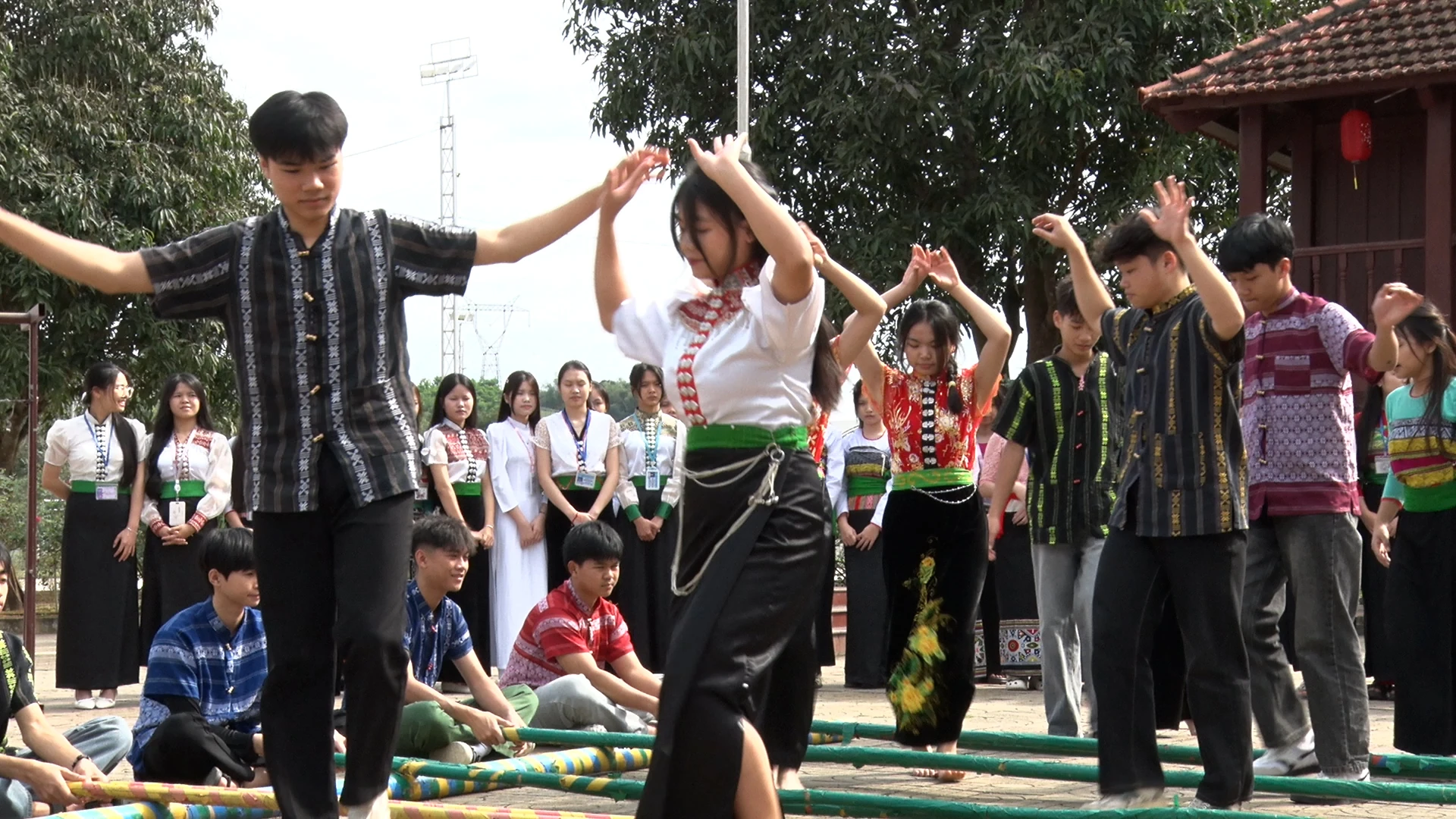 Nơi tiếng cồng chiêng vọng vào trang sách