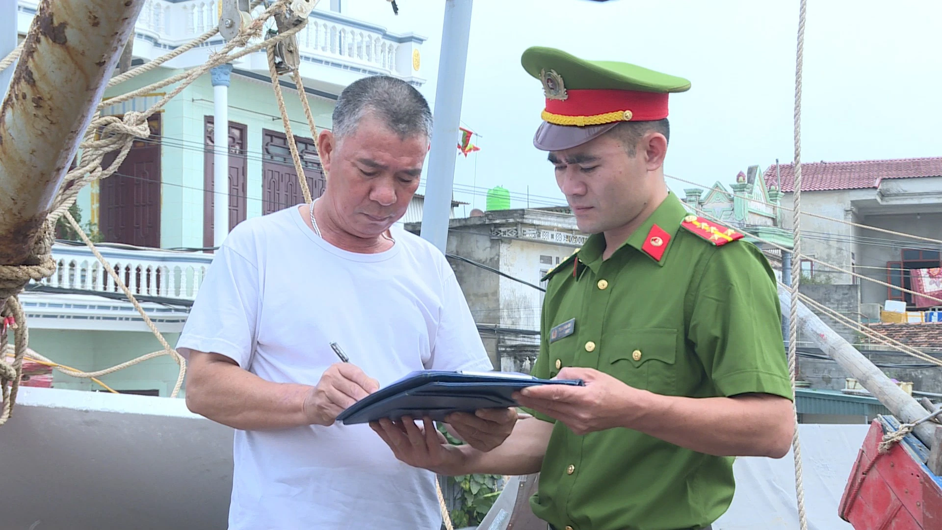 Siết chặt quản lý, thu hồi vũ khí, vật liệu nổ để giữ bình yên tuyến biển