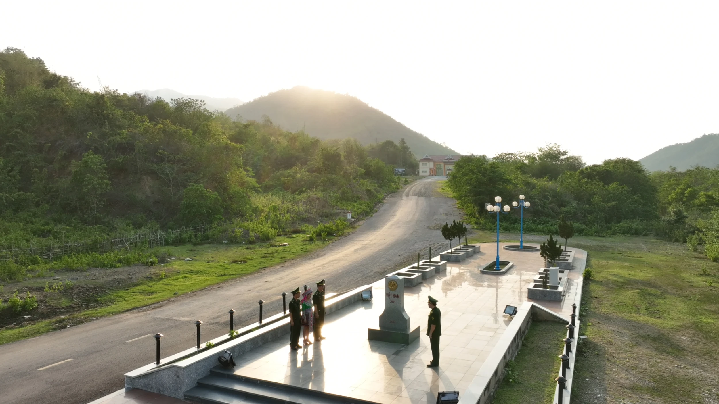 “Nhớ về rừng núi nhớ chơi vơi”