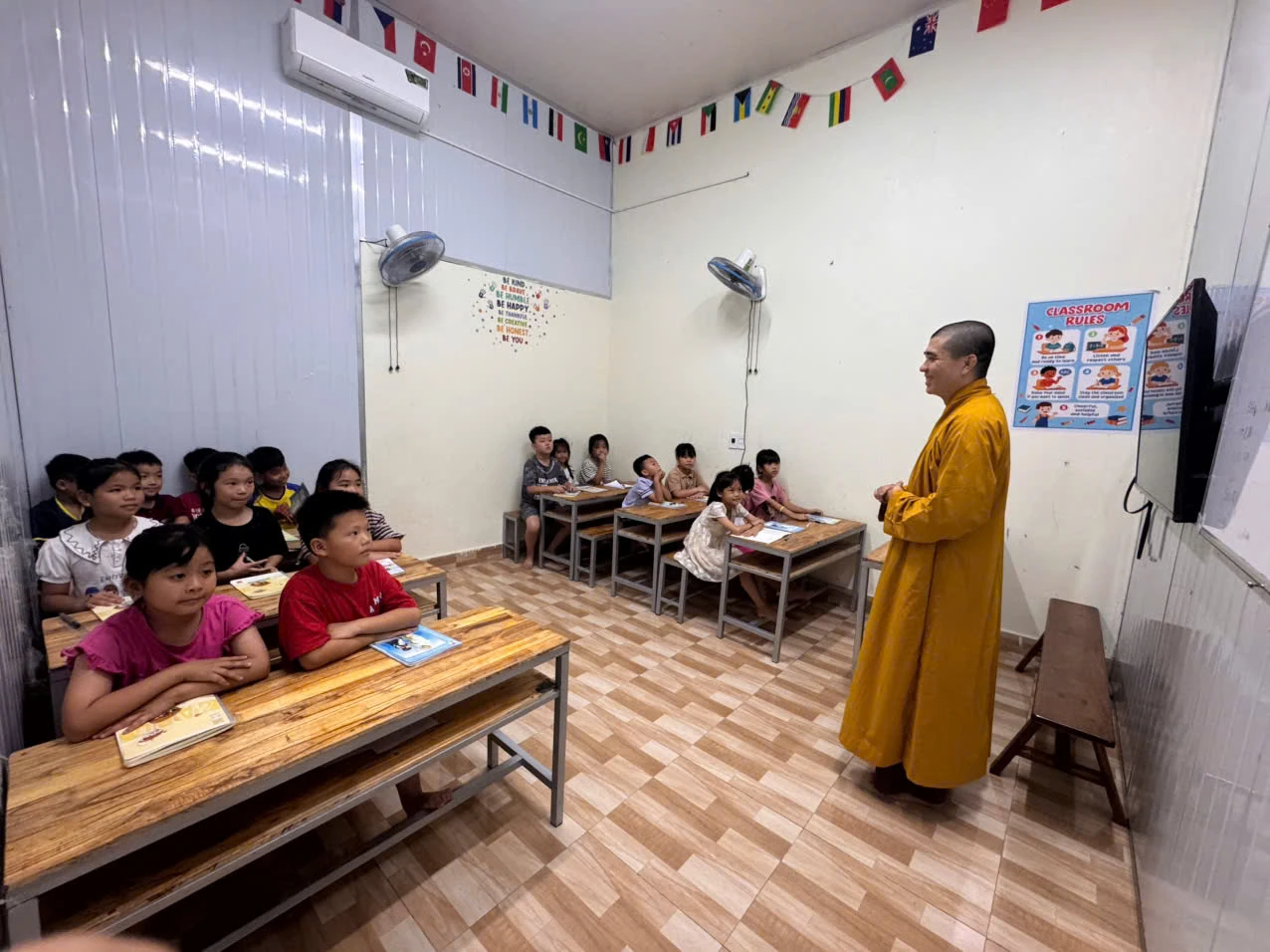 Lớp học đặc biệt ở chùa Bụt